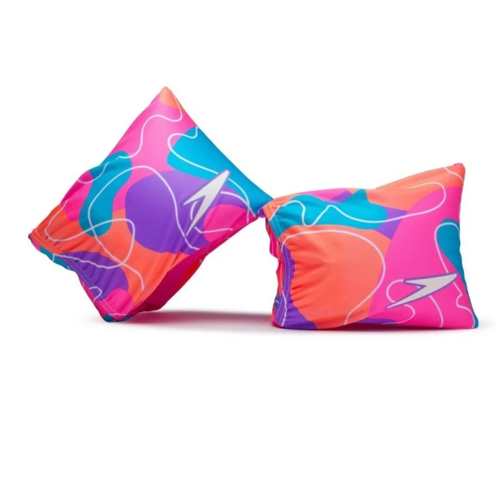 Inflatable fabric cuffs for children from the Speedo brand.